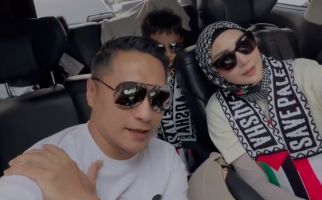 Arie Untung Ajak Anak-Istri Turun Aksi Damai Bela Palestina ke Jalan  - JPNN.com
