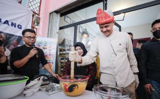 Momen Ganjar Ikut Membuat Kue Lapis Khas Palembang Bareng Pelaku UMKM - JPNN.com