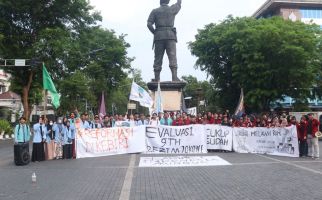 Gelar Aksi, Mahasiswa Solo Raya Soroti 9 Tahun Kinerja Presiden Jokowi, Singgung Politik Dinasti - JPNN.com