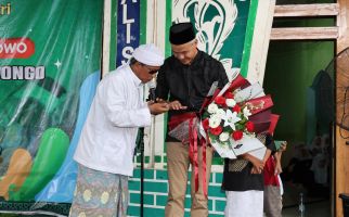 Tetiba Naik ke Panggung, Kiai Abdul Hadiahkan Cincin dari Arafah kepada Ganjar - JPNN.com