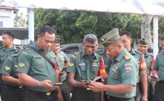 Mencegah Judi Online, Dandim Cek HP Anggota TNI di Lombok Tengah - JPNN.com