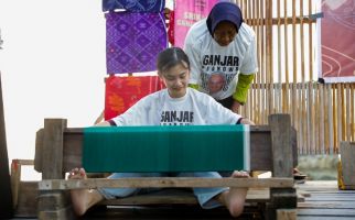 Lestarikan Kekayaan Budaya, Srikandi Ganjar Gelar Pelatihan Menenun Bareng Warga Desa Towale - JPNN.com