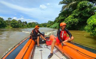 Mendadak Kejang-kejang, Dodi Terjatuh dan Hanyut di Sungai Kampar - JPNN.com