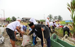 Usbat Ganjar Bersihkan Pemakaman Wakaf Bareng Serikat Tolong Menolong - JPNN.com