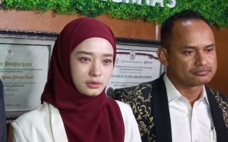 Ini Alasan Inara Rusli Langsung Sujud Syukur Setelah Sidang Putusan Cerai - JPNN.com