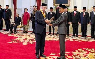Jokowi Berikan Bintang Jasa Pratama kepada Presiden FIFA - JPNN.com