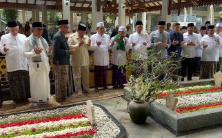 Prabowo Berziarah ke Makam Pendiri NU, 60 Ulama Sepuh Jatim Hadir - JPNN.com