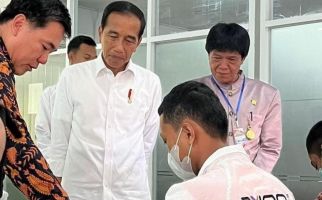 Kunjungi Proses Perakitan Notebook Oleh Siswa SMK di Purwakarta, Jokowi Bilang Begini - JPNN.com