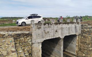 PTPN III Perbaiki Fondasi Jembatan Antardesa, Warga Gunung Malela Semringah - JPNN.com