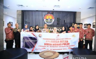 Irjen Sandi Berangkatkan Umrah 15 Polisi dan Jurnalis - JPNN.com