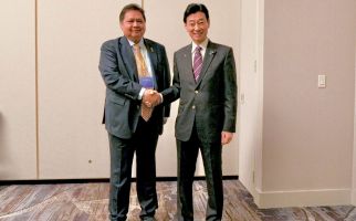 Menko Airlangga Bertemu Menteri Ekonomi Jepang, Bahas Pengembangan Kendaraan Listrik - JPNN.com