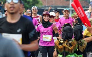 Kuat Banget, Siti Atikoh Ganjar Mampu Finis Lomba Lari 42 Km Borobudur Marathon - JPNN.com