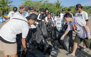 Sukarelawan Ganjar Gelar Aksi Bersih-Bersih Pantai, Warga: Sangat Bagus, Patut Dicontoh - JPNN.com