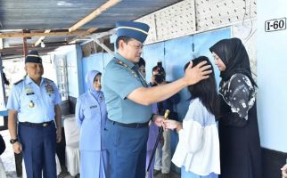 Laksamana Yudo Temui Keluarga Penerbang Korban Jatuhnya Pesawat TNI AU - JPNN.com