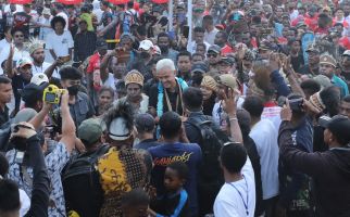 Ganjar Pranowo Diangkat Sebagai Anak Adat Suku Hassor Papua, Direstui jadi Presiden - JPNN.com