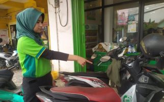 Pencurian Motor di Toko Palembang Terekam CCTV, Ini Ciri-ciri Pelaku - JPNN.com