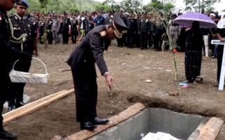 Kapolda NTT Pimpin Upacara Pemakaman Bharatu Anumerta Bonifasius Jawa - JPNN.com