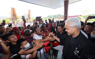 Telanjur Cinta, Ribuan Warga Tana Toraja Antusias Sambut Ganjar di Bandara - JPNN.com