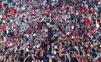 Jalan Sehat di Makassar, Ganjar Suarakan Perdamaian bagi Palestina di Depan Lautan Massa - JPNN.com