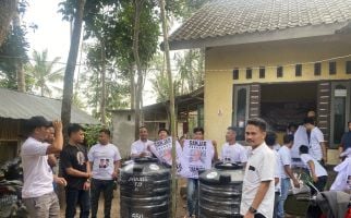 Ganjar Milenial Beri Bantuan Tempat Penampungan Air Untuk Warga di Lombok Tengah - JPNN.com