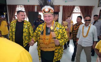 Airlangga Lantik Paulus Waterpauw Jadi Ketua DPD Golkar Papua Barat - JPNN.com