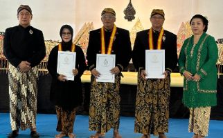 Rektor UT Diberi Gelar Kanjeng Raden Arya dari Keraton Surakarta Hadiningrat  - JPNN.com