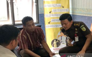 Bendahara Desa Tersangka Korupsi, Kantor Kejari Sampang Digeruduk Massa - JPNN.com