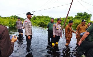 Banjir Melanda Riau, Irjen Iqbal Perintahkan Jajarannya Segera Menolong Rakyat - JPNN.com