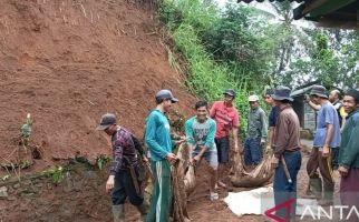 6 Kampung di Desa Cianaga Sukabumi Diterjang Longsor - JPNN.com
