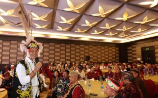 Sakral, Ganjar Pranowo Jadi Warga Kehormatan Suku Dayak - JPNN.com