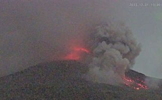 Gunung Merapi Meluncurkan Awan Panas, Warga Diimbau Menjauh - JPNN.com