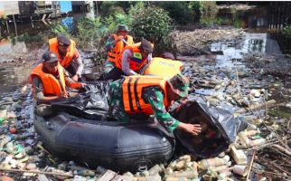 Antisipasi Musim Hujan, Kodim 1013/MTW Membersihkan Sampah di Sungai Barito - JPNN.com