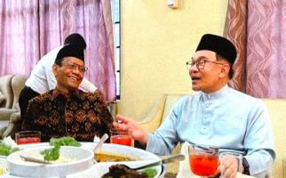 Mahfud MD Dijamu PM Malaysia, Makan Siang Bareng, Jumatan Bersama, lalu Bicara 4 Mata - JPNN.com