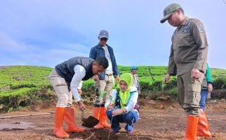 Lestarikan Alam, Camat Rancabali Bersama Jajaran Tanam 1.200 Pohon di Peringatan HMPI 2023 - JPNN.com