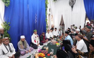 Anies Kunjungi Ponpes Cibogo, Para Kiai di Cirebon Mendoakan AMIN Menang Pilpres 2024 - JPNN.com