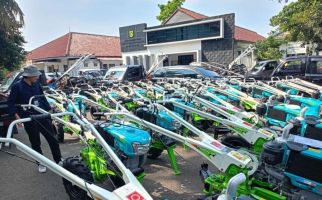Bawaslu Usut Asal Stiker Anak Ketum Golkar di Traktor Bantuan Kementan - JPNN.com