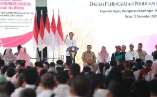 Didampingi Mentan Amran, Jokowi Sapa Puluhan Ribu Petani, Penyuluh, & Babinsa se-Jateng - JPNN.com