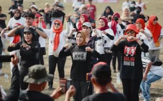 Siti Atikoh Ganjar Senam Sehat Bareng Ribuan Relawan Laju Indonesia di Karawang - JPNN.com