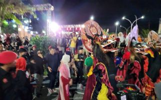 Datangi Pasar Pon Trenggalek, Siti Atikoh Disambut Pentas Barongan - JPNN.com