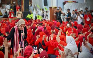Siti Atikoh Berselawat Bareng Buruh Perempuan Tulungagung, Ada yang Mencium Pipinya - JPNN.com