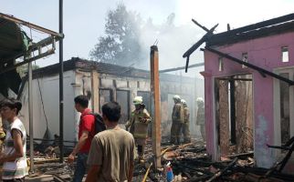 Kebakaran Melanda 8 Rumah Kontrakan di Pondok Kelapa, Ini Dugaan Penyebabnya - JPNN.com