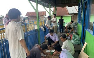 Santri Dukung Ganjar Kalsel Bantu Renovasi Hingga Bersihkan Musala di Banjarmasin - JPNN.com