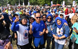 Peringati Hari Ibu, Wakil Ketua MPR Syarief Hasan Senam Bersama Mak-Mak di Cianjur - JPNN.com