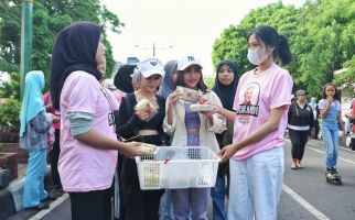 Sukarelawan Ganjar-Mahfud Bagikan Nasi dan Bersihkan Sampah di CFD Kota Mataram - JPNN.com