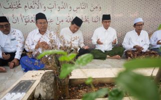 Berziarah ke Makam Para Ulama Rembang, Anies: Mereka Sumbu Syiar Islam di Pulau Jawa - JPNN.com