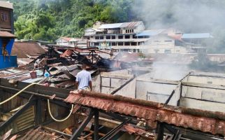 17 Rumah di Asrama Polisi Klofkam Terbakar, Kapolresta Jayapura Buka Suara - JPNN.com