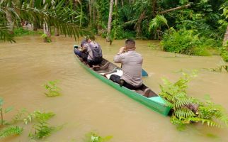 Demi Pemilu Damai, Anak Buah AKBP Dody Wirawijaya Tempuh Jalan Berlumpur Hingga Banjir - JPNN.com