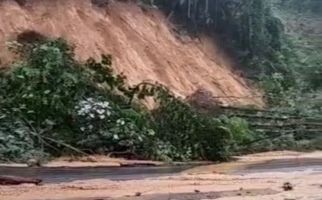 Lintas Riau-Sumbar Putus Karena Longsor dan Banjir, Ini Jalan Alternatifnya - JPNN.com