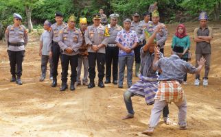 AKBP Dody Telusuri Hutan Rimba Riau, Bawa Kabar Gembira untuk Anak-Anak Suku Pedalaman - JPNN.com