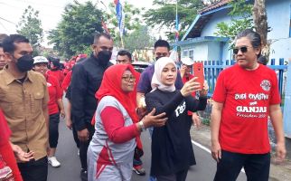 Atikoh Ganjar Berjalan ke Tempat Sarapan di Magelang, Warga Mengenali, Lalu Selfie - JPNN.com